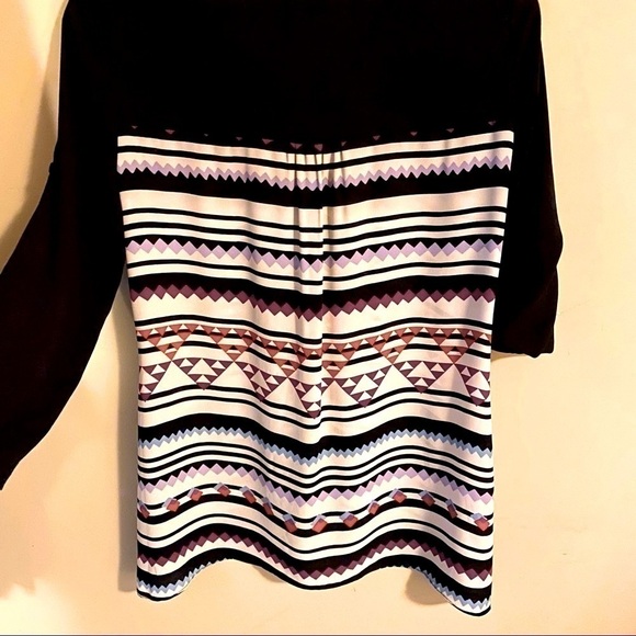 BCBG Blouse, 3/4 button up sleeve, geometric design. - Picture 4 of 10